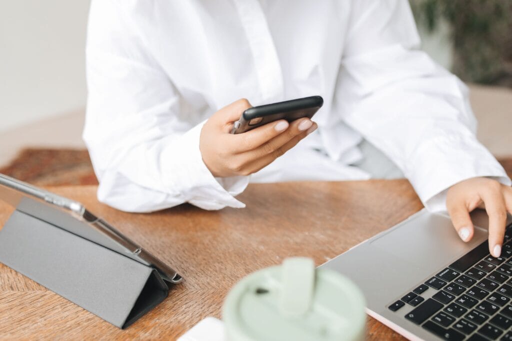 O e-CAC será substituído gradualmente pelo Portal de Serviços da Receita Federal. Entenda o que muda nos acessos, autorizações, procurações e comunicações fiscais das empresas.